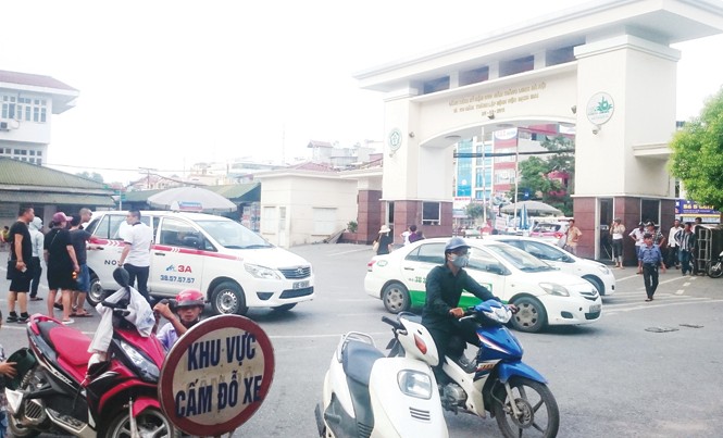 Cần bỏ ngay các dịch vụ 'độc quyền' ở bệnh viện Taxi đón trả khách trong khuôn viên Bệnh viện Bạch Mai.