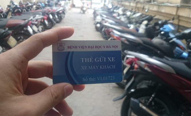 Loạn dịch vụ ở bệnh viện: Tiền vào túi ai? Nhiều bệnh viện phát hành các loại thẻ trông xe khác nhau. Ảnh: Thanh Hà