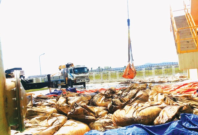 Formosa bất ngờ 'phủi' trách nhiệm Chất thải rắn chất đống trong nhà máy Formosa tại Kỳ Anh, Hà Tĩnh. Ảnh: Minh Thùy