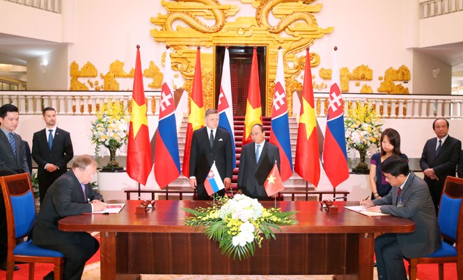 Việt Nam, Slovakia đẩy mạnh hợp tác kinh tế Thủ tướng Nguyễn Xuân Phúc và Thủ tướng Robert Fico chứng kiến lễ ký kế hoạch hợp tác đào tạo cán bộ giữa Viện Năng lượng nguyên tử Việt Nam và Viện Nghiên cứu nhà máy điện hạt nhân Slovakia. Ảnh: TTXVN