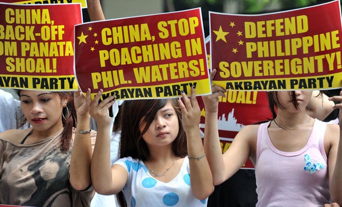 Bắc Kinh mặc cả, Philippines từ chối đàm phán Người dân Philippines yêu cầu Trung Quốc rút khỏi bãi cạn Scarborough, ngừng đánh bắt hải sản trong vùng biển của Philippines. Ảnh: Inquirer