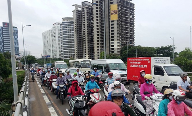 Đô thị vệ tinh thành “ốc đảo” Là các đô thị vệ tinh nhưng do đầu tư thiếu đồng bộ, thiếu dịch vụ kết nối nên dân vẫn đổ về trung tâm khiến kẹt xe ngày càng nghiêm trọng. Ảnh: P.T