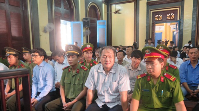 'Đại án' Ngân hàng Xây dựng: Hỗ trợ khách hàng trái luật để hút vốn Bị cáo Phan Thành Mai (đeo kính ngồi hàng đầu). Ảnh: Tân Châu