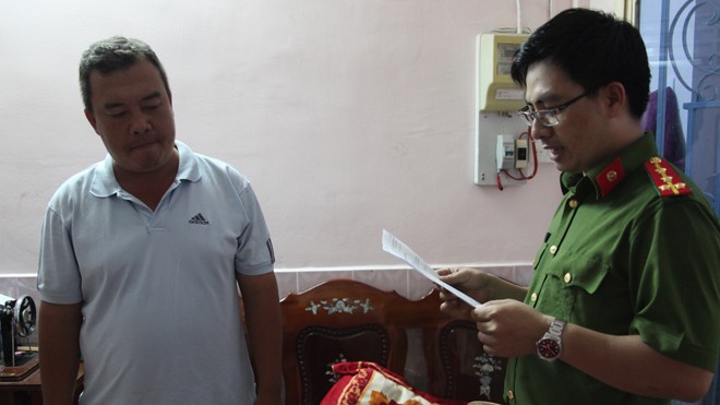 Tin mới vụ 3 thanh tra giao thông Cần Thơ nhận tiền bảo kê Công an đọc lệnh bắt ông Đoàn Vũ Duy, Đội trưởng Thanh tra giao thông số 11. Ảnh: Công an cung cấp.