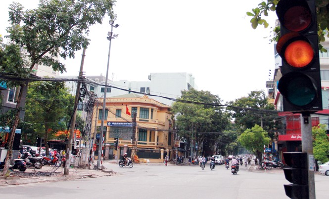 Xử phạt vượt đèn vàng, người dân lúng túng Đèn vàng hiển thị trong tích tắc, người điều khiển phương tiện có thể dừng đột ngột, tiềm ẩn tai nạn. Ảnh: Minh Đức
