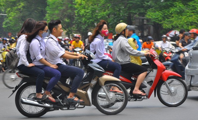 Tăng mức phạt nhiều hành vi vi phạm luật giao thông Người điều khiển môtô, xe gắn máy (kể cả xe máy điện), vượt đèn vàng bị phạt 300.000 - 400.000 đồng.