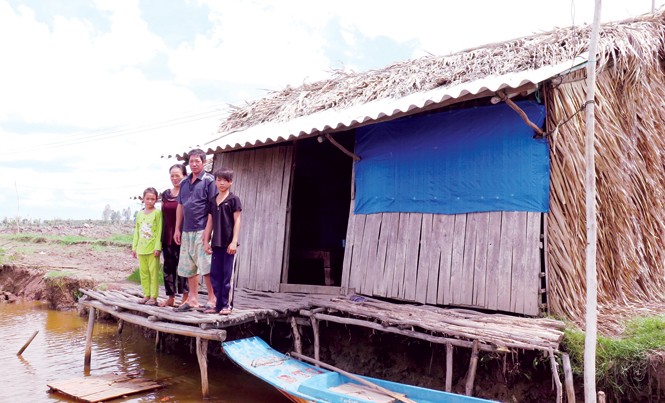 Nông dân bán đảo Cà Mau bơi trong nước biển dâng Gia đình ông Lưu Văn Cảnh vẫn còn trong vòng điều tra “Hủy hoại rừng”.