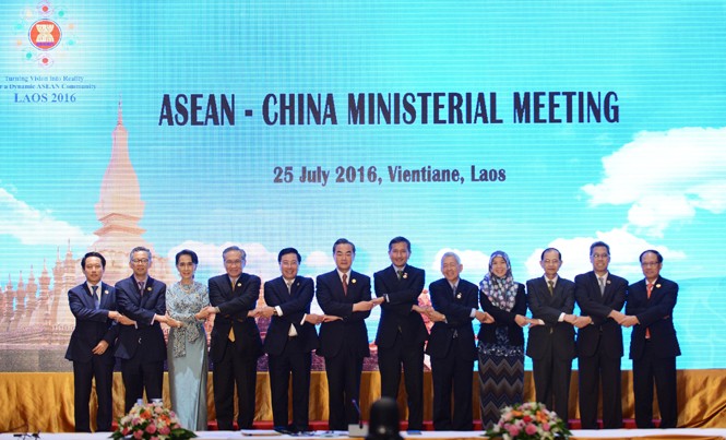 ASEAN và các đối tác quan ngại tình hình biển Đông Phó Thủ tướng, Bộ trưởng Ngoại giao Phạm Bình Minh (thứ 5, từ trái sang) chụp ảnh chung với các đại biểu tại Hội nghị Bộ trưởng Ngoại giao ASEAN-Trung Quốc. Nguồn: TTXVN