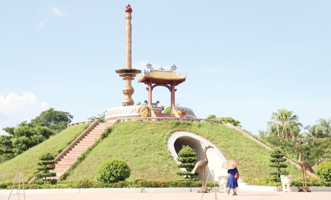 Được sống và kể lại Cỏ non trên tượng đài Thành cổ. Ảnh: Hữu Thành