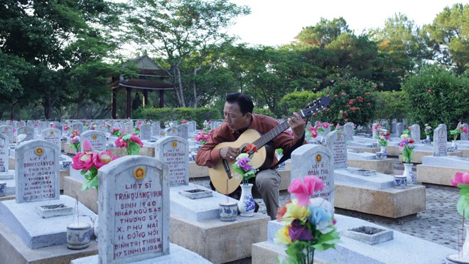 Thế Hiển trong một chiều nghĩa trang Nghệ sĩ ưu tú Thế Hiển ở Nghĩa trang Liệt sỹ Trường Sơn tháng 7 năm 2016. Ảnh: Nguyễn Trọng Nghĩa