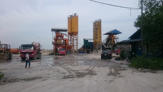 Hàng chục héc ta đất bị sử dụng sai mục đích Các trạm trộn bê tông vẫn ngang nhiên hoạt động trong hành lang thoát lũ.
