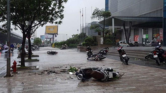 Cần đưa việc chống lốc xoáy cho cao ốc vào luật Lốc xoáy mạnh xuất hiện trong cơn bão số 1 tại chân tòa cao ốc Keangnam (Hà Nội) ngày 28/7.
