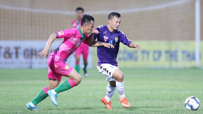 Đấu sớm vòng 18: Vắng khán giả Hà Nội T&T (phải) vượt qua Đồng Tháp để tiếp tục cuộc đua vô địch mùa này. Ảnh: VSI