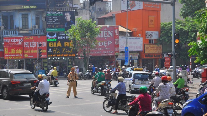 Xử phạt lỗi vượt đèn vàng: Dễ tranh cãi, lo phát sinh tiêu cực Nhiều ô tô, xe máy vượt đèn vàng trước mặt CSGT ngày đầu thực thi Nghị định 46. Ảnh: Nguyễn Hoàn