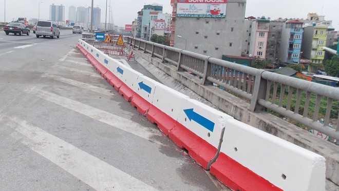Ô tô rơi từ đường trên cao xuống: Tạo dải phân cách vút mái Các đoạn đường bị cụt tại đường trên cao đã được tạo dải phân cách vút mái để xóa góc vuông. Ảnh: Anh Trọng