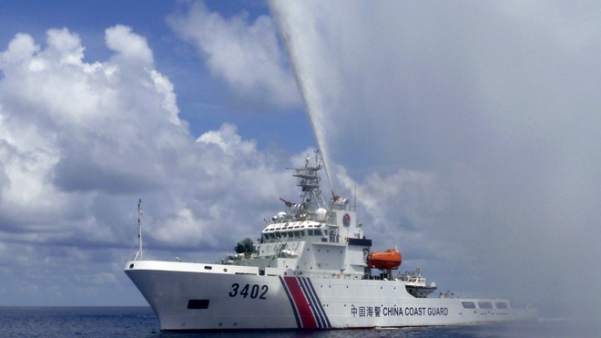 Việt Nam sẵn sàng các biện pháp bảo vệ ngư dân Tàu hải cảnh Trung Quốc phun vòi rồng vào tàu cá Philippines trên biển Đông. Ảnh: The Inquirer