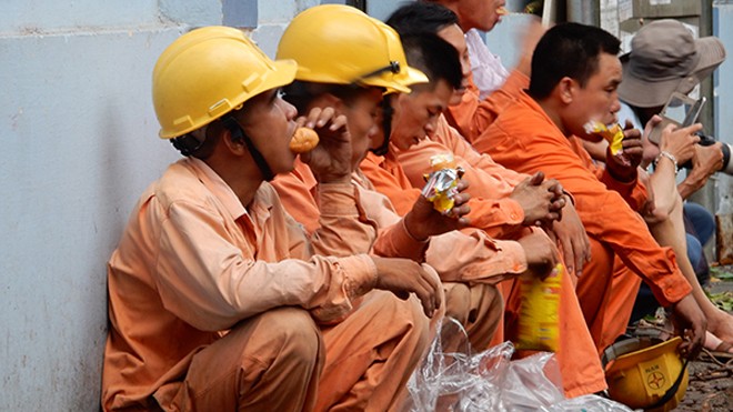 Trắng đêm tham gia khắc phục hậu quả bão số 1 Công nhân EVN Hà Nội ăn bánh mỳ để lấy sức trắng đêm tham gia khắc phục sự cố tại các tuyến đường của Thủ đô.