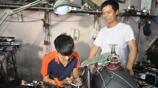 Học trò sáng tạo phục vụ sản xuất Trần Mạnh Cường bên những thiết bị điện tử, máy tính, niềm đam mê của mình.