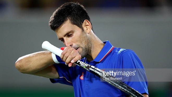 Giấc mơ vàng dang dở của Nole Djokovic rơi nước mắt sau khi bị loại ngay vòng đầu Olympic Brazil 2016. Ảnh: GETTY IMAGES