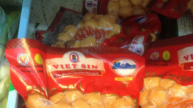 Việt Sin với công nghệ dùng cá làm thịt bò viên Sản phẩm Việt Sin có logo HVNCLC đã bị thu hồi vẫn được bày bán tại nhiều siêu thị (ảnh chụp ngày 8/8/2016)