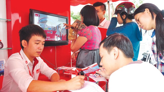 Đừng để bị động khi vay tiêu dùng Hoạt động tư vấn tài chính tiêu dùng của Home Credit diễn ra tại 6 tỉnh miền Nam và miền Trung trong năm 2013-2014.