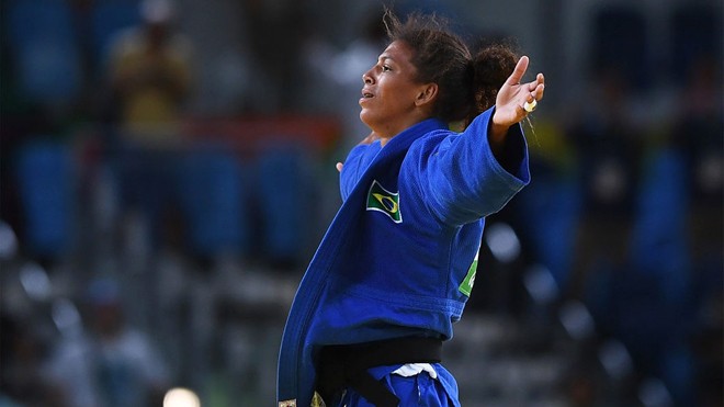 Suýt bỏ Olympic vì phân biệt chủng tộc Rafaela ăn mừng tấm HCV Olympic 2016 đầu tiên của nước chủ nhà Brazil. Ảnh: GETTY IMAGES