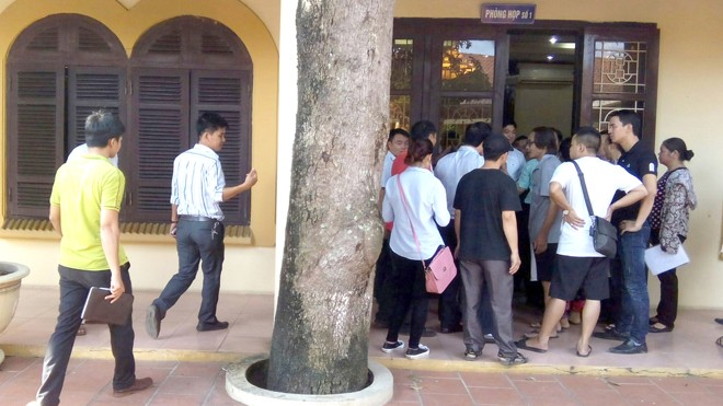 Chủ tịch Hà Nội lên tiếng về “nghĩa trang tro cốt” Người dân đến UBND huyện Thanh Trì yêu cầu làm rõ thông tin dự án. Ảnh: Minh Đức