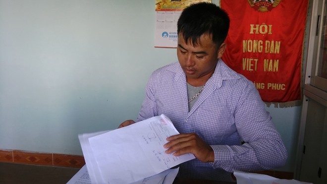Thêm 1 tàu cá bị bảo hiểm từ chối đền bù? Anh Tiến với đống đơn thư kêu cứu các cơ quan chức năng.