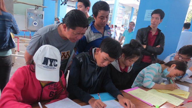 Kết thúc xét tuyển đợt 1: Đau đầu xác định điểm chuẩn Thí sinh nộp hồ sơ xét tuyển đại học tại TPHCM.
