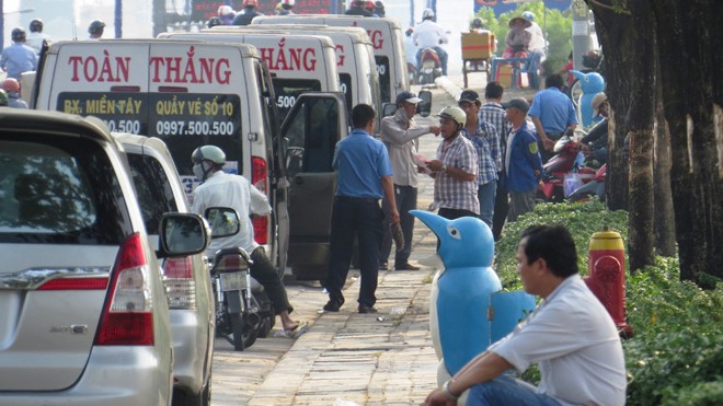 Nhà xe vẫn đón khách ở nội đô Sài Gòn Xe đón khách trên đường Mai Chí Thọ. Ảnh: Ngô Bình