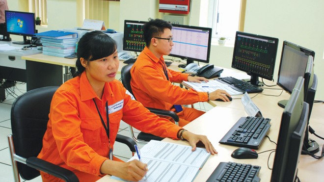 EVN lên phương án ứng phó trước mưa lũ Công nhân ngành điện sẽ ứng trực đảm bảo cấp điện an toàn và nhanh nhất cho các phụ tải quan trọng. Ảnh: Hoa Việt Cường