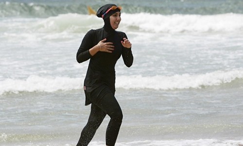 Pháp: Cấm mặc bikini che kín người “Burkini” trông giống như bộ đồ lặn. Ảnh: Getty Images