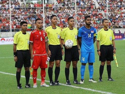 V-League: 'Chung kết' trên sân Lạch Tray có trọng tài ngoại Trọng tài Nasaruddin (cầm bóng) mới 26 tuổi nhưng đã là 1 trong 5 trọng tài FIFA của Malaysia. Ảnh: FIFA.