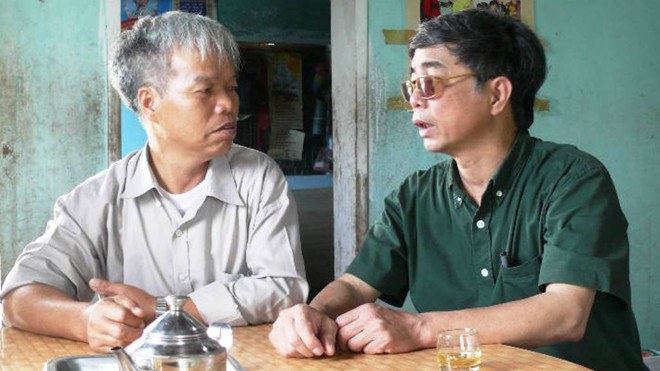 “Ngõ lỗ thủng” ở Hội nhà văn Việt Nam Nhà văn Trung Trung Đỉnh (phải) thăm một người bạn chiến đấu ở An Khê, Gia Lai. Ảnh: Nguyễn Quang Tuệ
