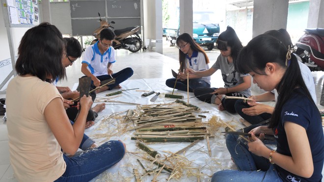 Đưa Trung thu đến với trẻ em nghèo Sinh viên ĐH Cần Thơ đang tập trung làm lồng đèn. Ảnh: Hòa Hội