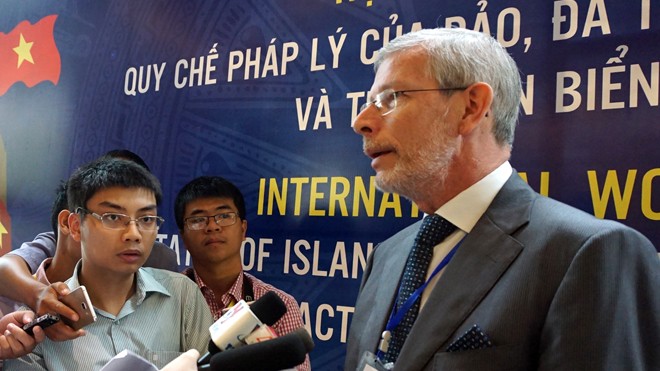 Trung Quốc sẽ phải tôn trọng phán quyết GS Erik Franckx trả lời phỏng vấn bên lề Hội thảo. Ảnh: N.Đ.Q