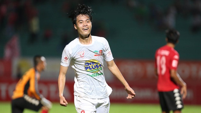 Vòng 21- V.League: Cú nước rút diệu kỳ của HA.GL Cú đúp của Văn Toàn giúp HA.GL có chiến thắng thứ 3 liên tiếp với cùng tỷ số 3-1. Ảnh: VSI