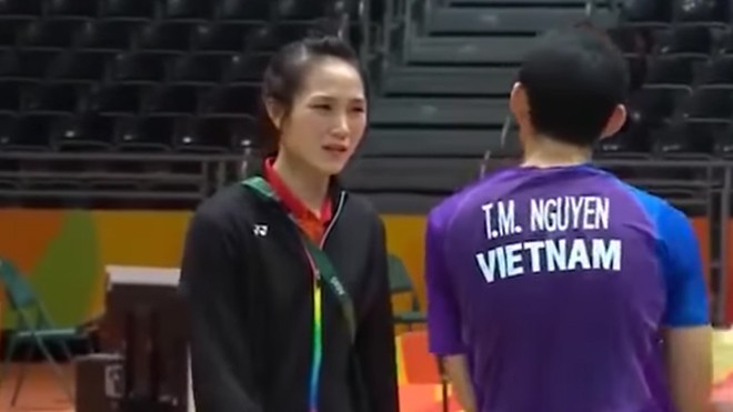 Quan chức đi Olympic để làm gì? Trong khi Vũ Thị Trang bỏ tập luyện, nghỉ ngơi để làm HLV bất đắc dĩ cho Tiến Minh, một số quan chức đến tuổi hưu của Tổng cục TDTT vẫn đi dự Olympic để “nghiên cứu xu thế phát triển thể thao thế giới”. Ảnh cắt từ clip