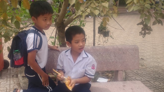 Học sinh chạy sô học ca ba Học sinh chuẩn bị vào học ca ba ở trường Trảng Dài tranh thủ ăn lót bụng.