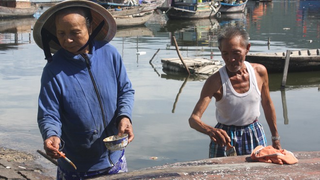 Xóa tàu thuyền nhỏ, ngư dân về đâu ? Vợ chồng lão ngư Lê Văn Xấu