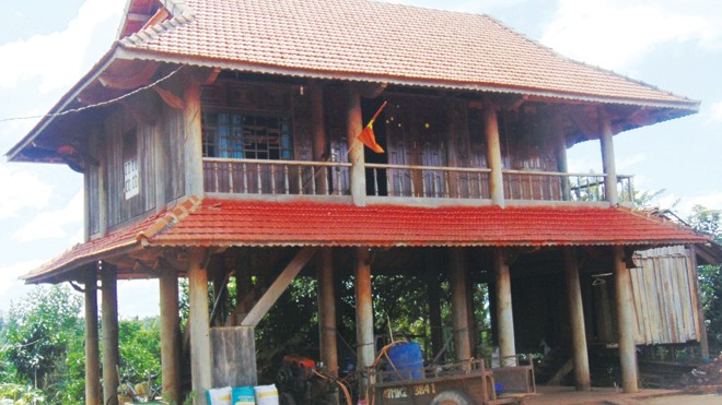 “Ngủ thăm” kén vợ Nhà sàn truyền thống của dân tộc Thái ở xã Ea Kuêh.