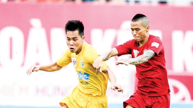 Toyota V.League 2016: Hải Phòng bất lợi trong cuộc đua vô địch Hải Phòng (phải) sẽ rất vất vả trong cuộc đua vô địch ở những lượt trận cuối. Ảnh: VSI