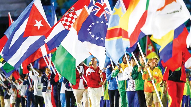 Bức thư làm thay đổi lịch sử Olympic VĐV các nước hòa thành một khối diễu hành trong lễ bế mạc Olympic Rio 2016. Ảnh: Getty Images
