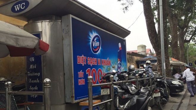 Đổi 1.000 nhà vệ sinh, Hà Nội có 'loạn' quảng cáo? Các NVSCC của Hà Nội trong tình trạng vừa thiếu, vừa bẩn thỉu. Ảnh: Tú Anh
