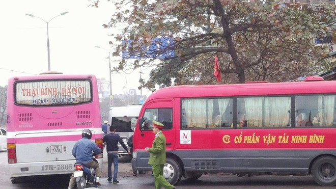Đi lại dịp nghỉ lễ ngày 2/9: Phân luồng ra đường vành đai để xóa xe “rùa” bò Thay vì chạy rùa bò để bắt khách trên đường Giải Phóng, Kim Đồng, xe khách từ bến Giáp Bát được đề xuất chạy ra đường vành đai 2,5. Ảnh: T.Đảng