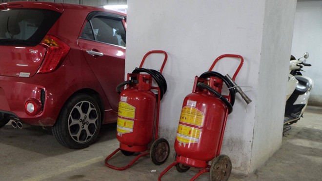 Dân đánh đu mạng sống với “bà hỏa” Người dân phải tự bỏ tiền túi để nạp đầy bình cứu hoả để tự cứu mình.
