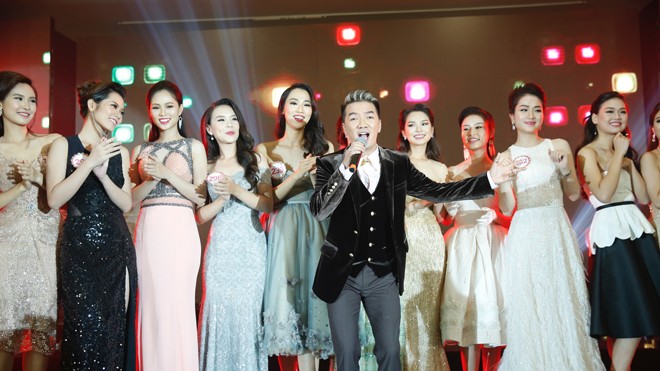 Hoa hậu Việt Nam 2016: Chờ đợi đêm chung kết quy mô, bùng nổ Ca sỹ Đàm Vĩnh Hưng và các thí sinh trong Dạ tiệc tri ân 24/8. Ảnh: Hồng Vĩnh