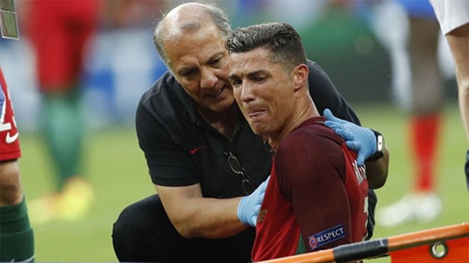Ronaldo lỡ trận ra quân vòng loại World Cup 2018 Ronaldo bị HLV Santos loại khỏi đội hình vì chưa bình phục chấn thương. Ảnh: Reuters.