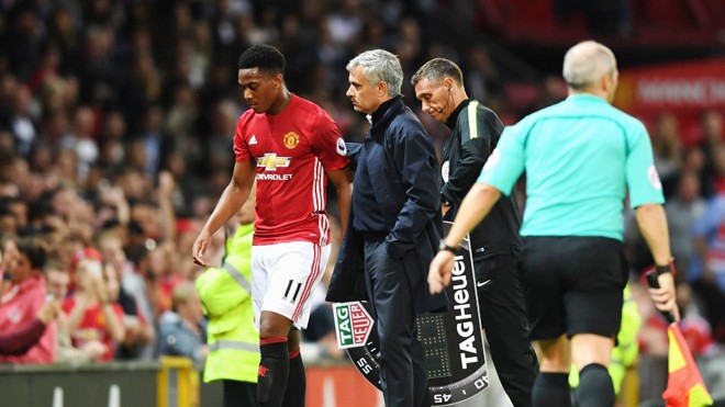 Mourinho truyền kinh nghiệm 'tình trường' cho Martial Jose Mourinho đang cố gắng giúp Martial vượt qua khủng hoảng ngoài sân cỏ.