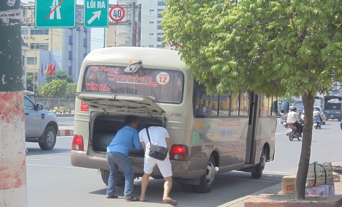 Hà Nội: Tập trung xử lý xe khách, xe bus trá hình dịp nghỉ lễ Xe khách trên đường Phạm Hùng (Hà Nội).